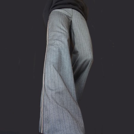 Pantalon chevron gris avec ganse rayée sur les côtés