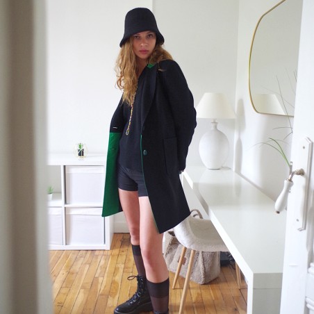 Manteau noir avec col vert