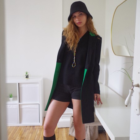 Manteau noir avec col vert