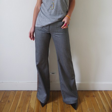 Pantalon chevron gris avec ganse rayée sur les côtés