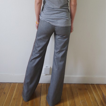 Pantalon chevron gris avec ganse rayée sur les côtés