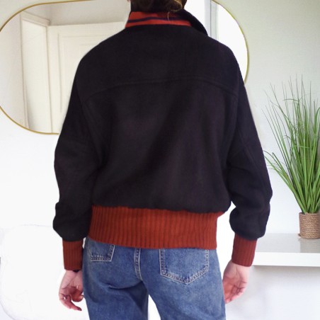 Blouson noir avec bord côte bordeaux