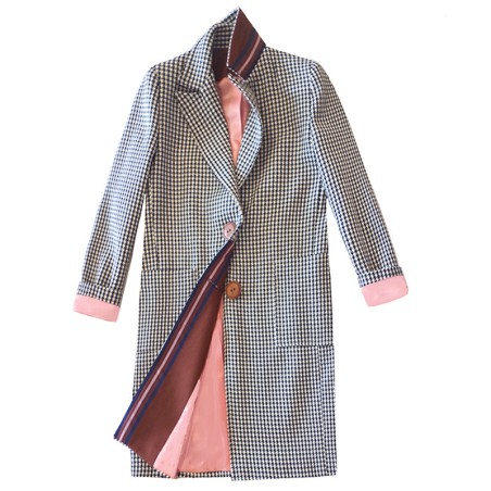 Manteau pied de poule noir sur fond blanc