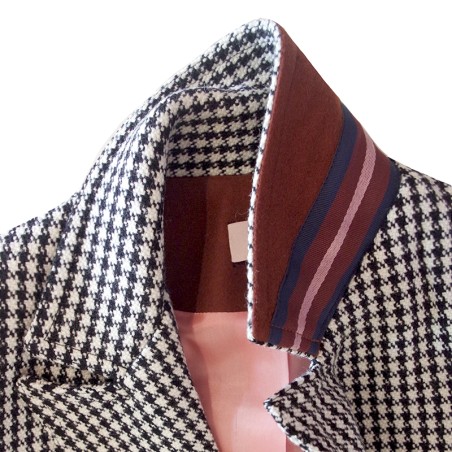 Manteau pied de poule noir sur fond blanc