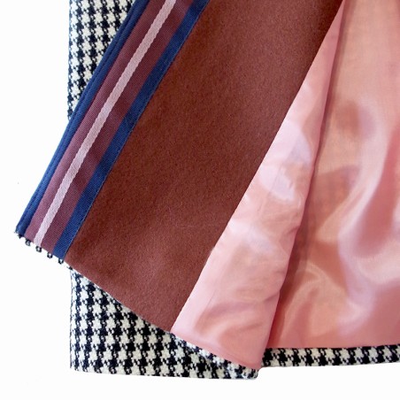 Manteau pied de poule noir sur fond blanc