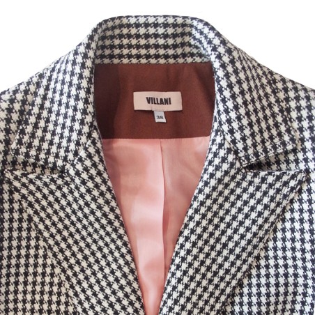 Manteau pied de poule noir sur fond blanc