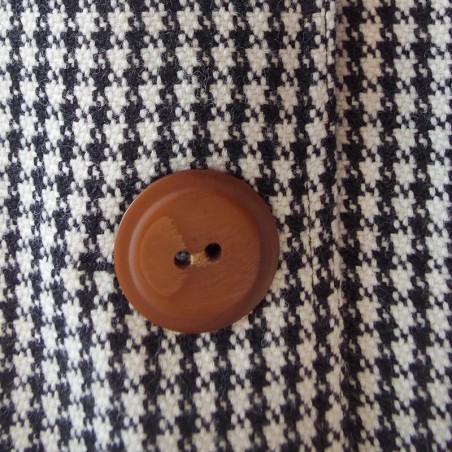 Manteau pied de poule noir sur fond blanc