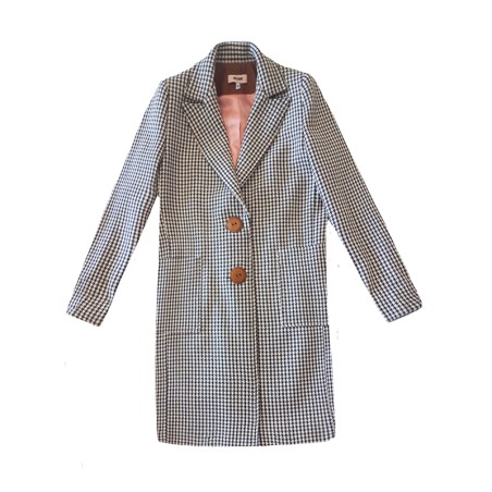 Manteau pied de poule noir sur fond blanc