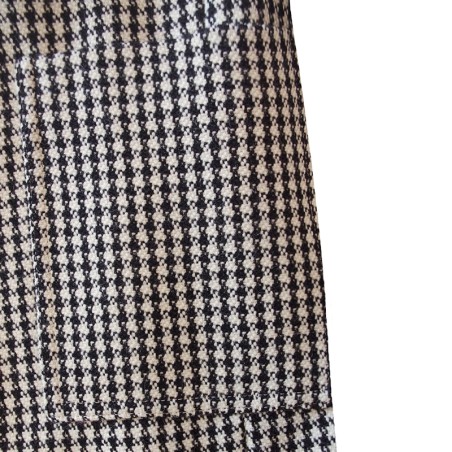 Manteau pied de poule noir sur fond blanc