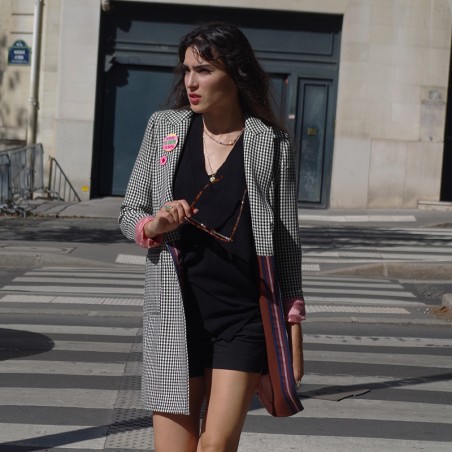 Manteau pied de poule noir sur fond blanc