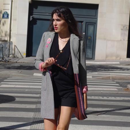 Manteau pied de poule noir sur fond blanc