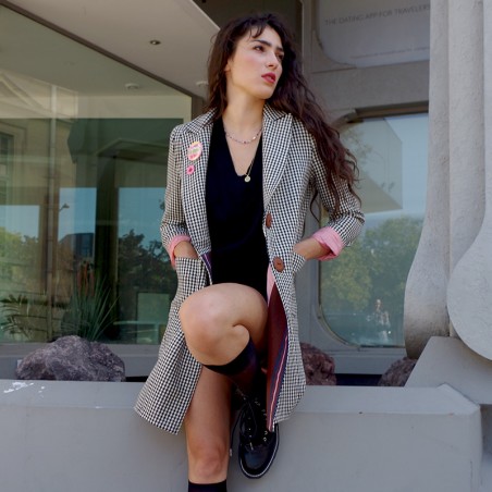 Manteau pied de poule noir sur fond blanc