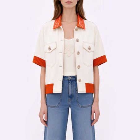 Blouson écru manches  courtes avec bord côte et col orange