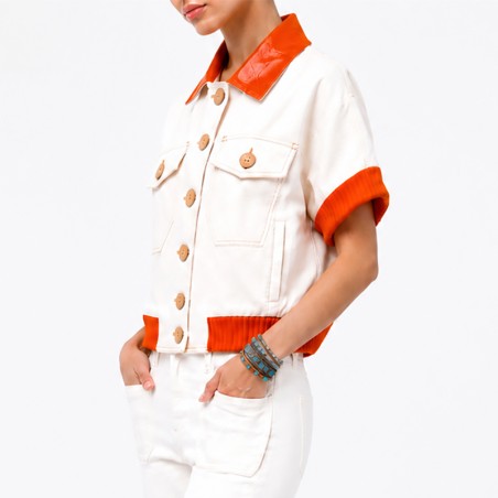 Blouson écru manches  courtes avec bord côte et col orange