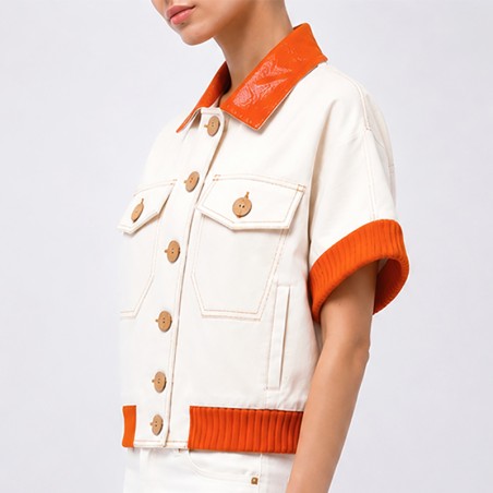 Blouson écru manches  courtes avec bord côte et col orange
