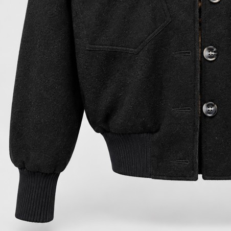 Blouson noir doublé de fausse fourrure léopard