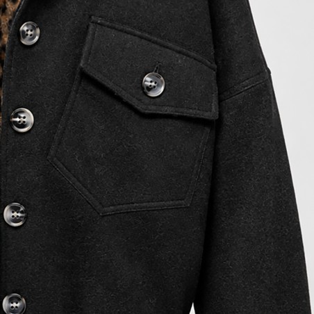 Blouson noir doublé de fausse fourrure léopard