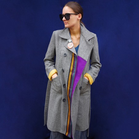 Manteau en laine chevron gris croisé avec ceinture et ganse coloré sur le devant