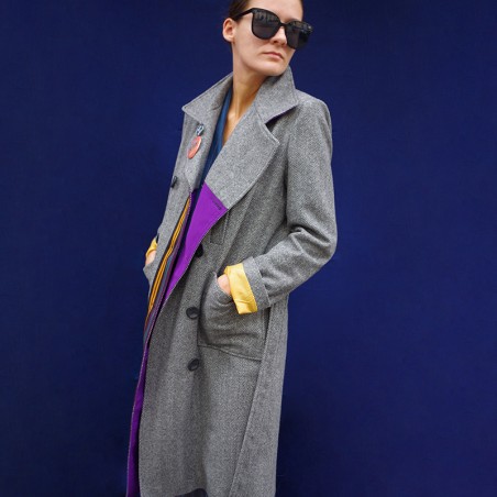 Manteau en laine chevron gris croisé avec ceinture et ganse coloré sur le devant