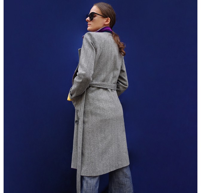 Manteau en laine chevron gris croisé avec ceinture et ganse coloré sur le devant, détail du dos