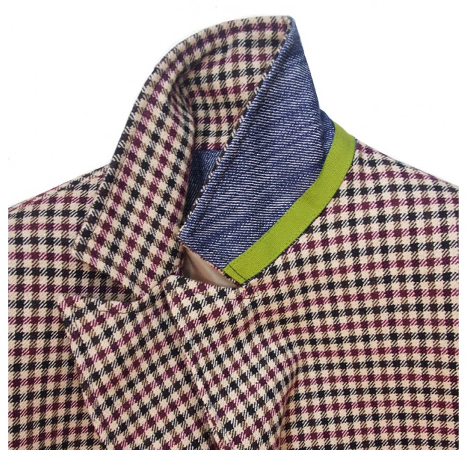 Blazer à carreaux en laine vierge avec empiècements en jeans et ganse verte, détail du dessous de col