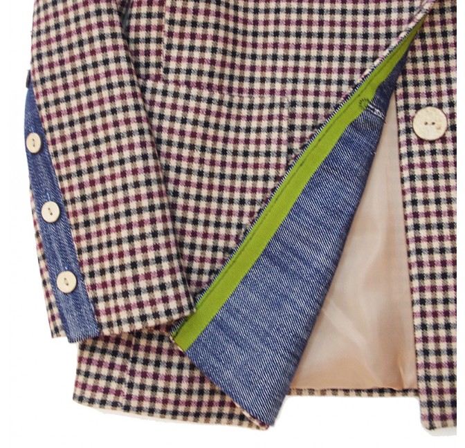 Blazer en laine à carreaux en laine vierge avec empiècements en jeans et ganse verte, détail du devant