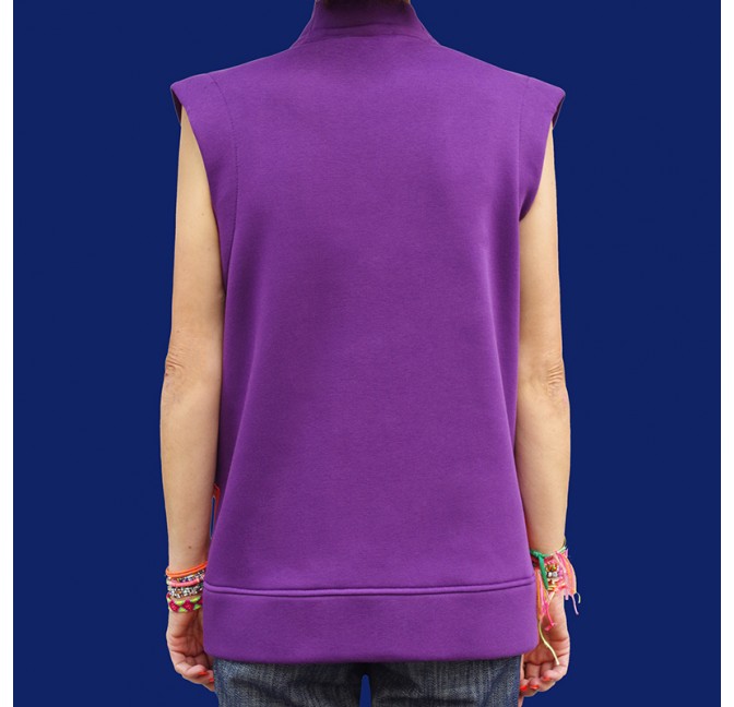 Sweat violet sans manches avec col en V, détail du dos