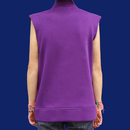 Sweat violet sans manches avec col en V, détail du dos