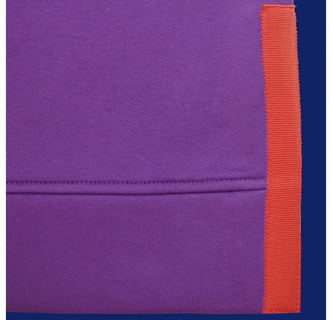 Sweat violet sans manches avec col en V, détail de la ganse orange brûlée le long des fentes côtés