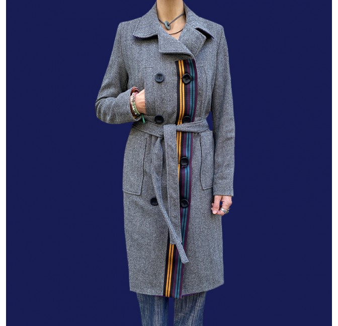 Manteau en laine chevron gris croisé avec ceinture et ganse coloré sur le devant, manteau fermé