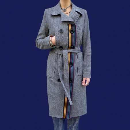 Manteau en laine chevron gris croisé avec ceinture et ganse coloré sur le devant, manteau fermé