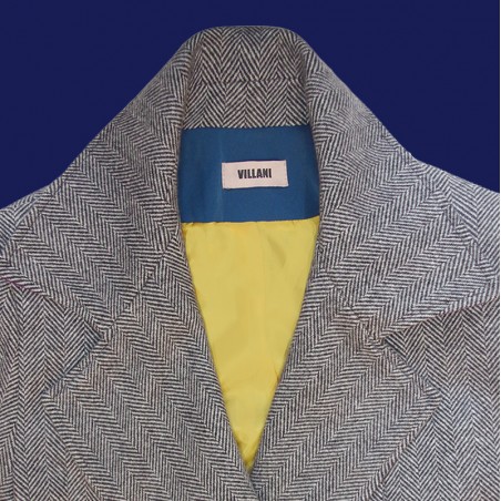 Col manteau en laine chevron gris croisé avec ceinture et ganse coloré sur le devant, détail du col